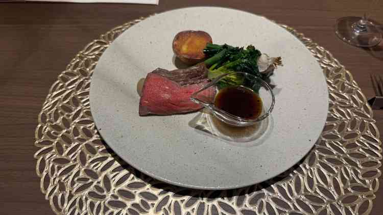 メインのブランド牛。脂身が少なく、旨味は多く女性でも胃もたれ無く食べれると感じました。