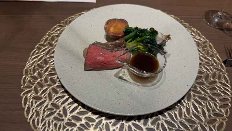 メインのブランド牛。脂身が少なく、旨味は多く女性でも胃もたれ無く食べれると感じました。