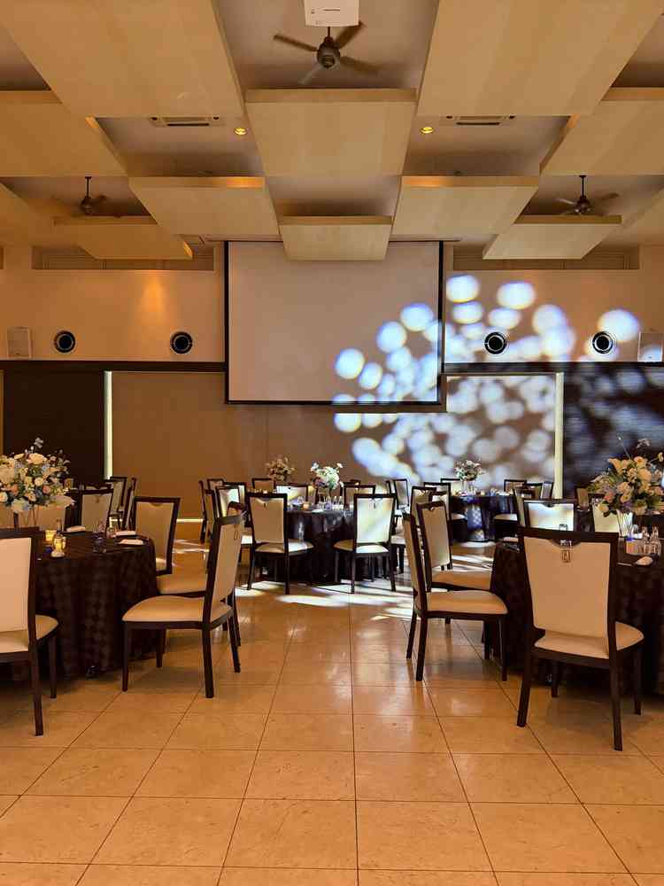 披露宴会場。天井が高くてプロジェクトマッピングができる。