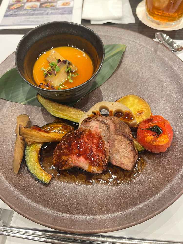 試食させてもらったお料理の写真です。フレンチと日本食を組み合わせていてお肉がとても美味しかったです。