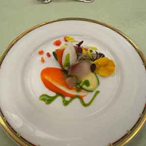 海鮮の前菜です。実際の披露宴で出していただける料理とのことですが、バジルソース含めて美味しかったです