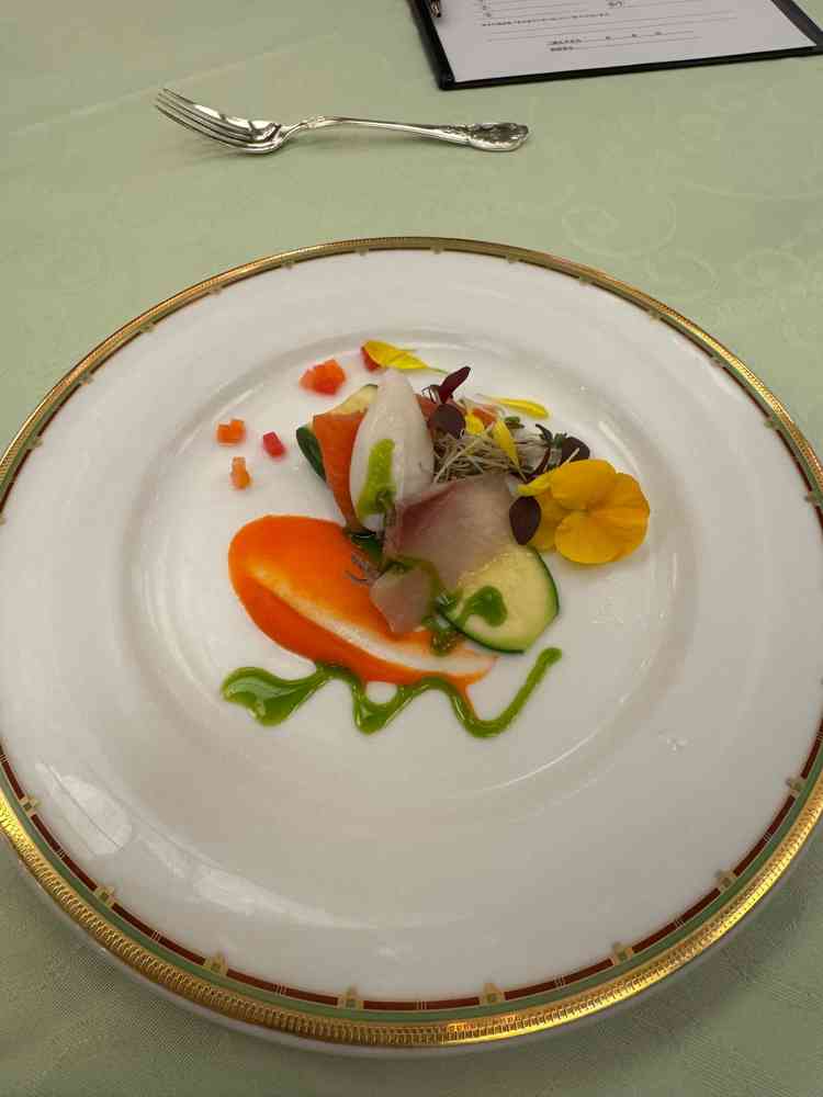 海鮮の前菜です。実際の披露宴で出していただける料理とのことですが、バジルソース含めて美味しかったです