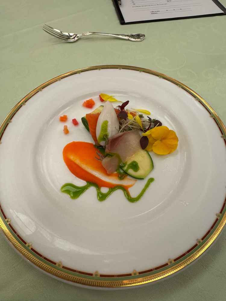 海鮮の前菜です。実際の披露宴で出していただける料理とのことですが、バジルソース含めて美味しかったです