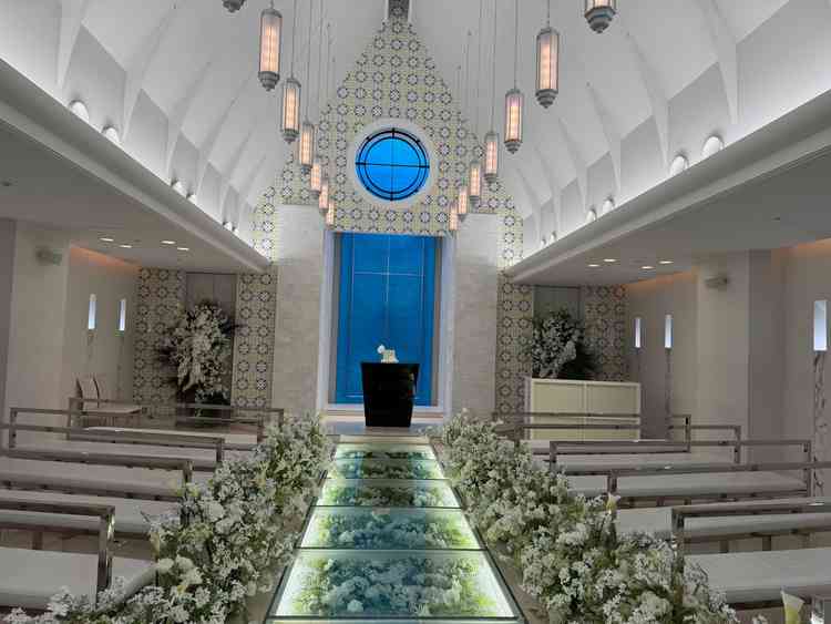 青い壁は神戸の海をイメージ。青を入れて、ウェデイングドレスの白が映えるようにという意味もあるそう。