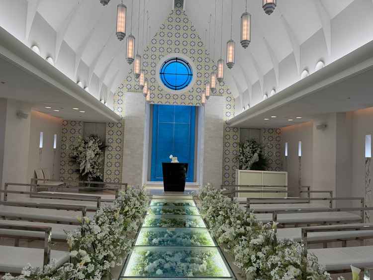 青い壁は神戸の海をイメージ。青を入れて、ウェデイングドレスの白が映えるようにという意味もあるそう。