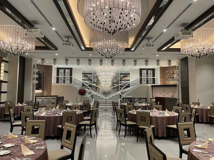 一番ゴージャスな披露宴会場。左右対称な階段が綺麗。