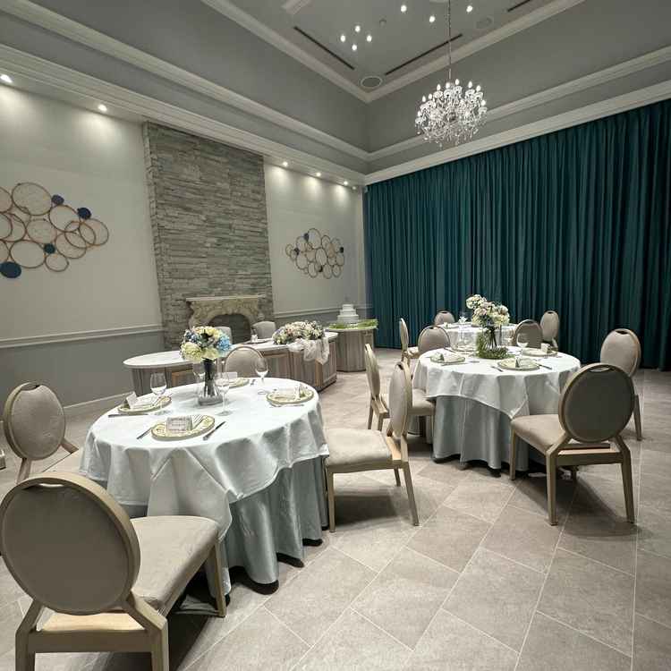 少人数用会場。円卓が4〜５卓でぎゅうぎゅうな印象。距離が近い披露宴を希望するなら良さそう。