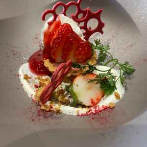 イチゴを沢山使ったタルト。料理の見た目がどれもオシャレ。