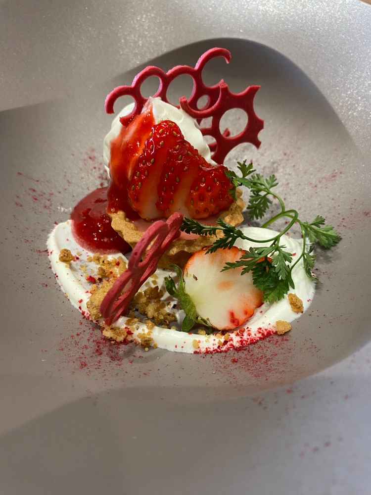 イチゴを沢山使ったタルト。料理の見た目がどれもオシャレ。