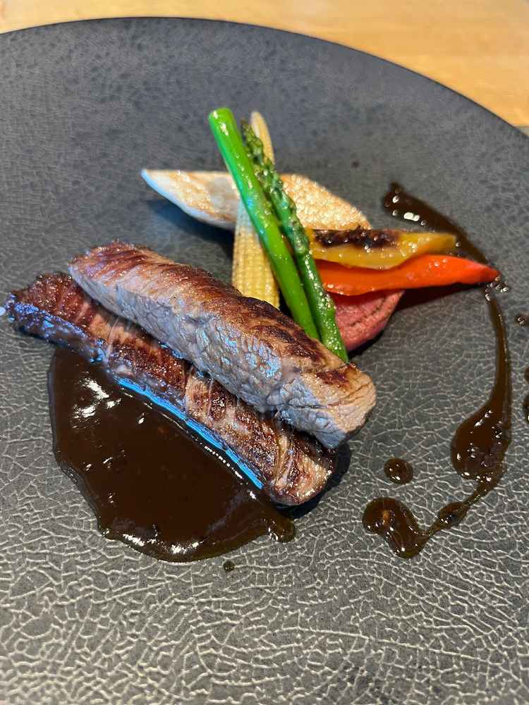 お食事で提供されるお肉料理はお野菜も新鮮で味も好みだと感じました。