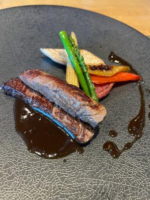 お食事で提供されるお肉料理はお野菜も新鮮で味も好みだと感じました。