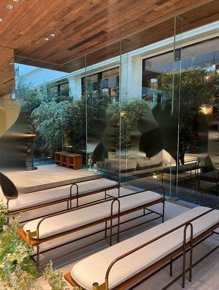 ガラス張りで開放感がある。