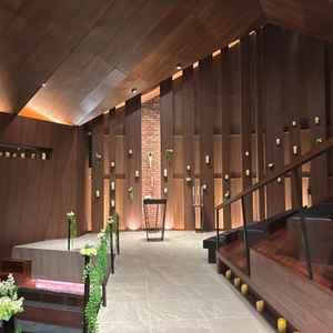 木の温もりがあるチャペルの写真