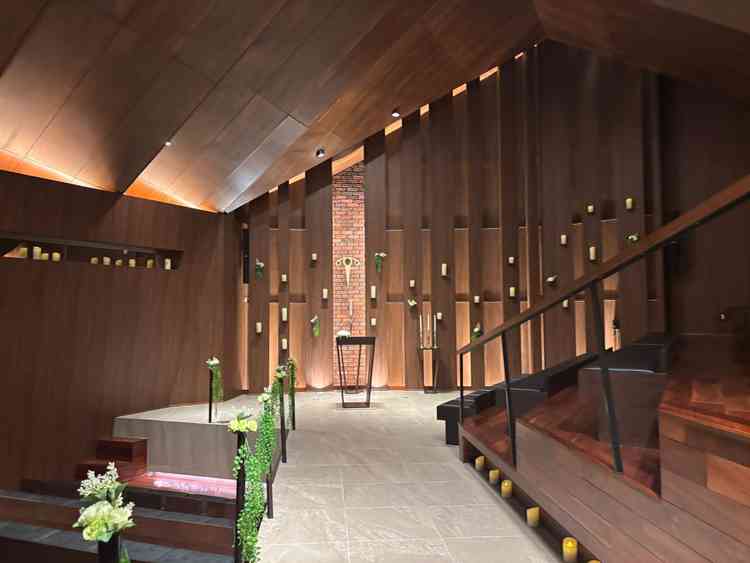 木の温もりがあるチャペルの写真