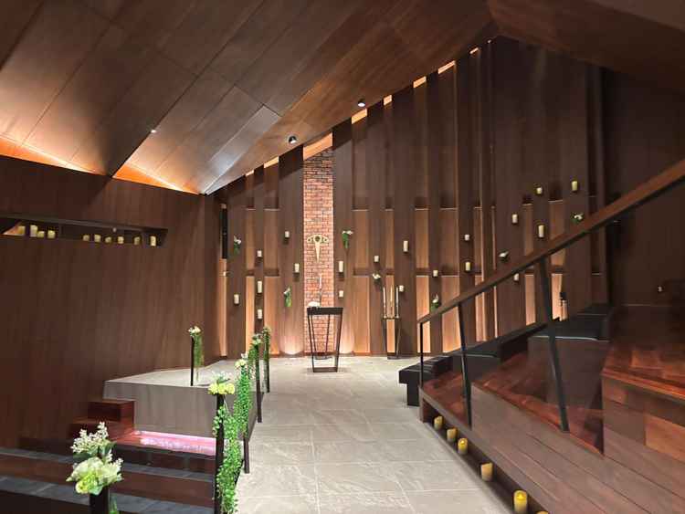 木の温もりがあるチャペルの写真