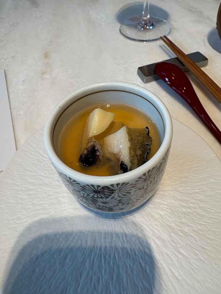 鮑の入った茶碗蒸しです。餡はさらっとしており、お出汁が美味しいです。信じられないくらい柔らかい鮑。