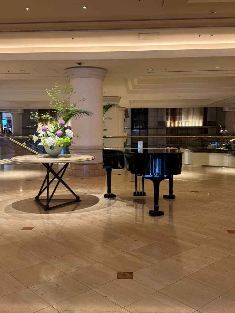 式場のロビー。入口からグランドピアノと観葉植物が迎え入れてくれ、高級感と落ち着きを感じました。