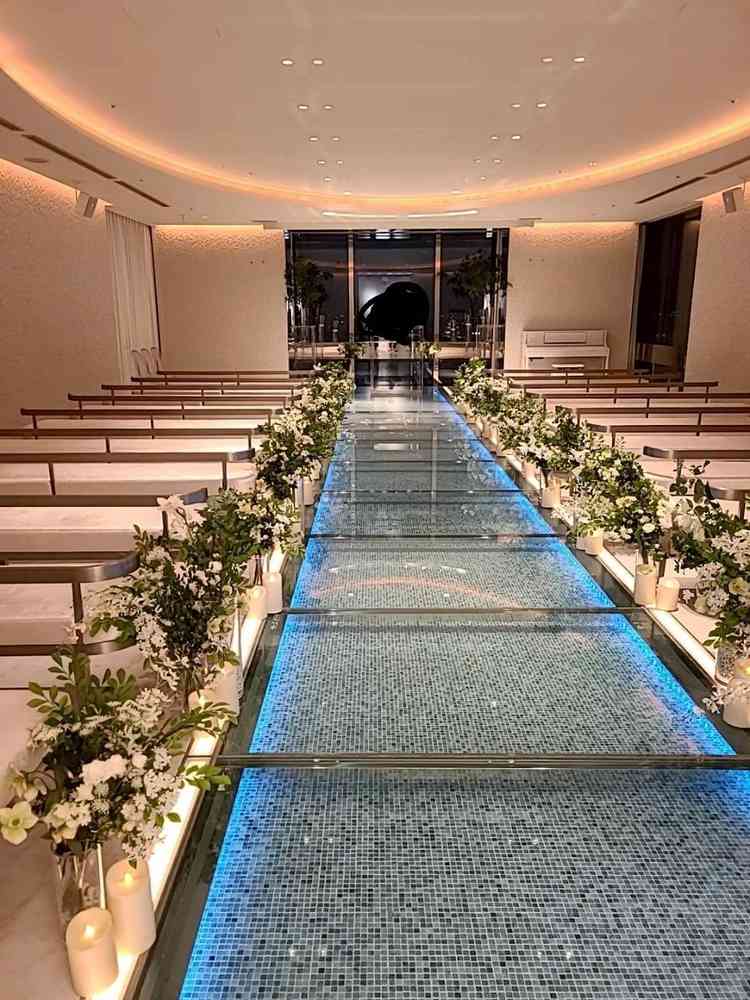 最上階で見晴らしがよく雰囲気がとても素敵なチャペルでした。プロジェクションマッピングもあり驚き。