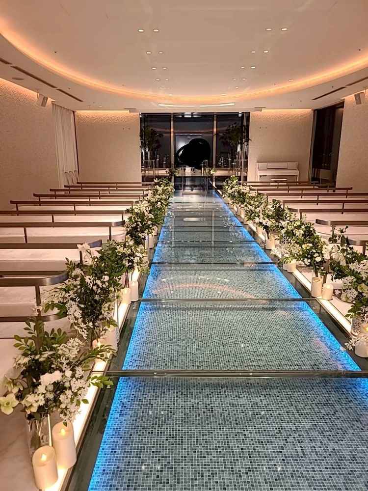 最上階で見晴らしがよく雰囲気がとても素敵なチャペルでした。プロジェクションマッピングもあり驚き。