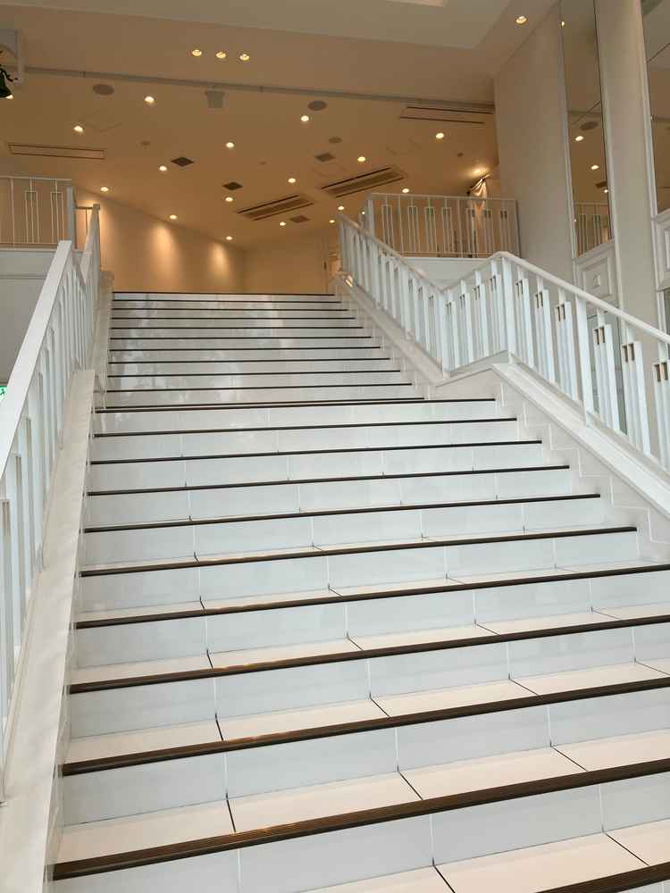 ブーケトスをする階段がありました。この場所もガラス張りで開放感と明るさに満ちてとても快適でした