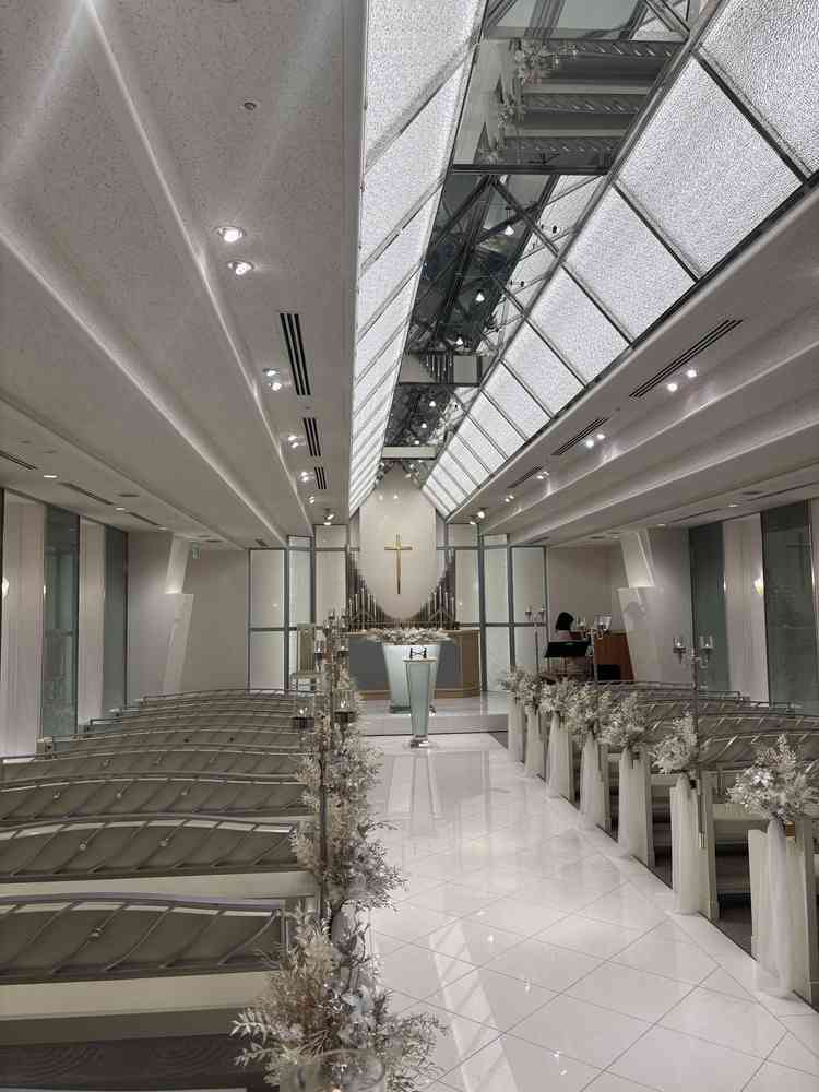 白基調のチャペル。