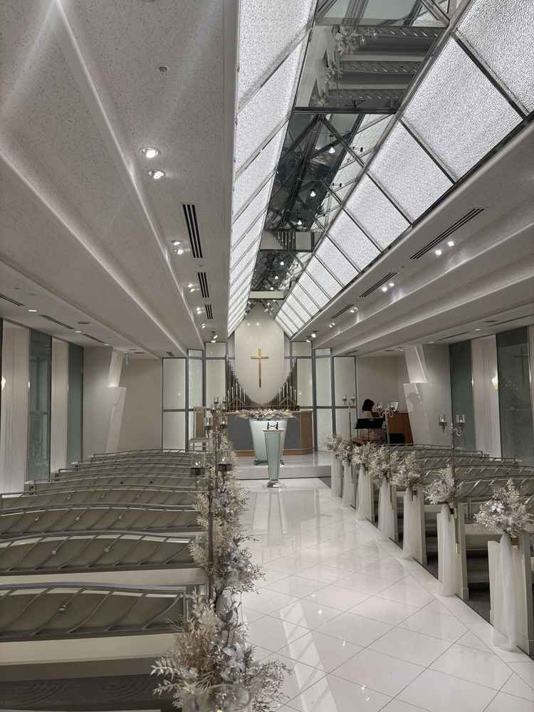 白基調のチャペル。