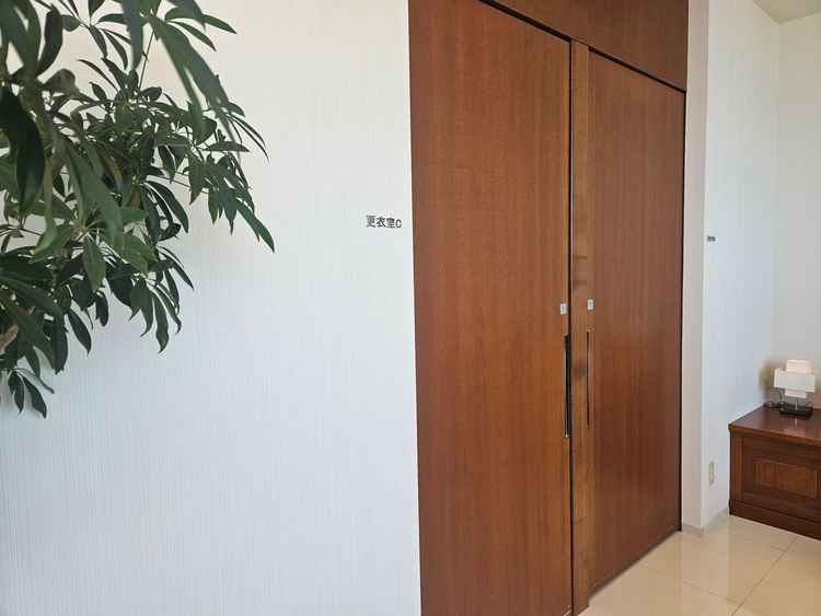 着替えができる扉付きの個室。