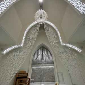 他にはない真っ白なチャペル！チャペルムービーも流せる。