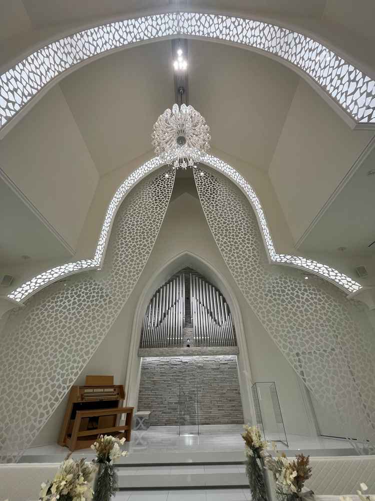 他にはない真っ白なチャペル！チャペルムービーも流せる。