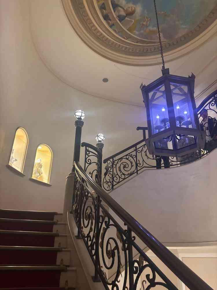 チャペル近くのフォトスポット。階段からドレスを撮るのがばえると教えていただきました。