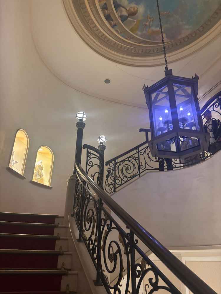 チャペル近くのフォトスポット。階段からドレスを撮るのがばえると教えていただきました。