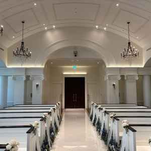 チャペル入り口から客席。入り口から1番後ろの客席までの距離が長く、入場の姿を綺麗に写真に残せそう。