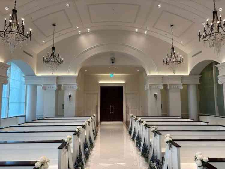 チャペル入り口から客席。入り口から1番後ろの客席までの距離が長く、入場の姿を綺麗に写真に残せそう。