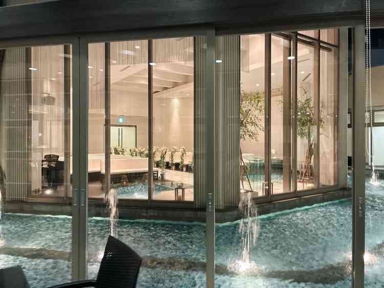 エントランスからも、挙式会場が見える◎