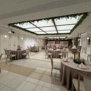 7階の披露宴会場です。こちらは白×木目調で、少し可愛らしい感じがありました。