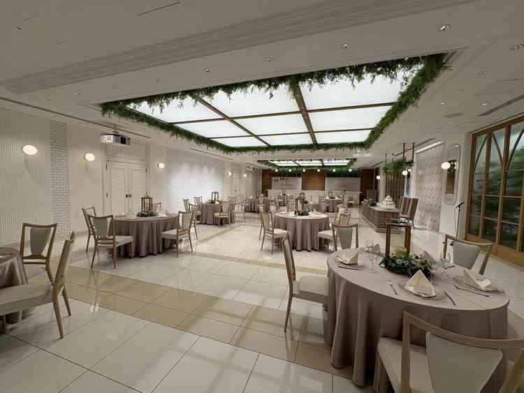 7階の披露宴会場です。こちらは白×木目調で、少し可愛らしい感じがありました。