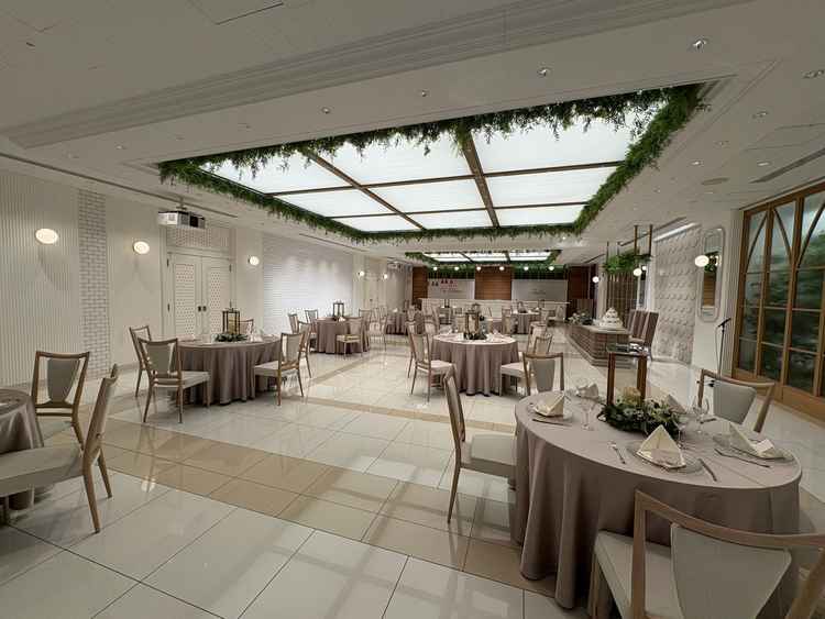 7階の披露宴会場です。こちらは白×木目調で、少し可愛らしい感じがありました。