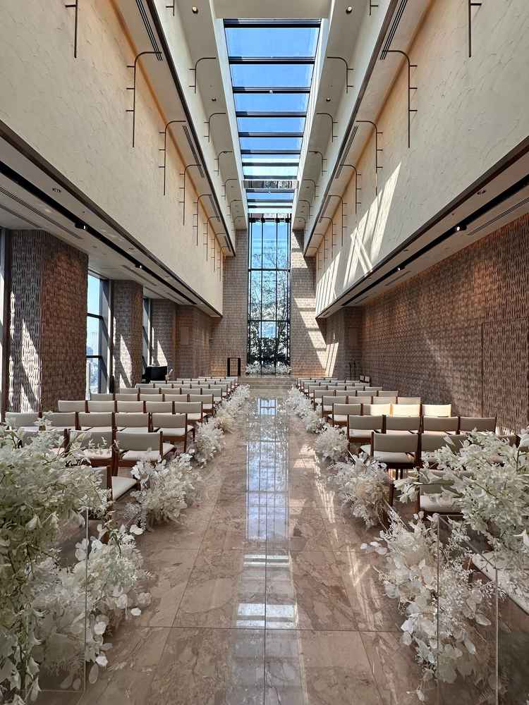 想像以上の天井高、開放感がすごく魅力的でした。大理石に映る新郎新婦の姿がとても美しく感じました。