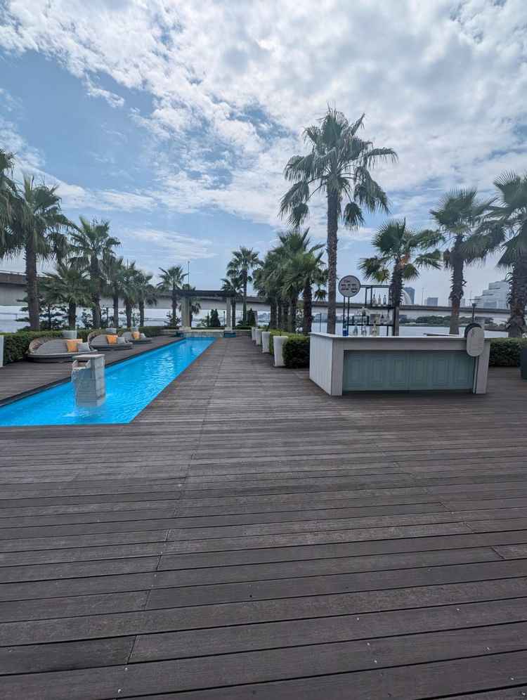 屋外はリゾート感あふれる開放的なエリアで、南国リゾートのようにリラックスできる雰囲気でとても良かった