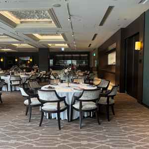 シックで大人っぽい雰囲気の会場。落ち着いた色味のインテリアが上品でした。