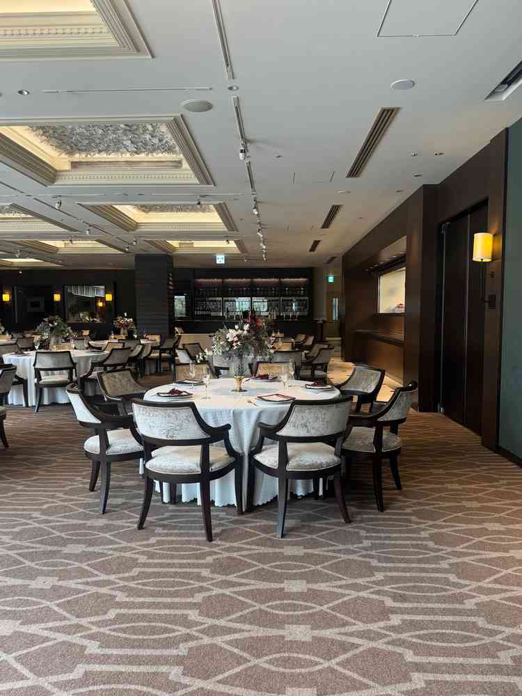 シックで大人っぽい雰囲気の会場。落ち着いた色味のインテリアが上品でした。