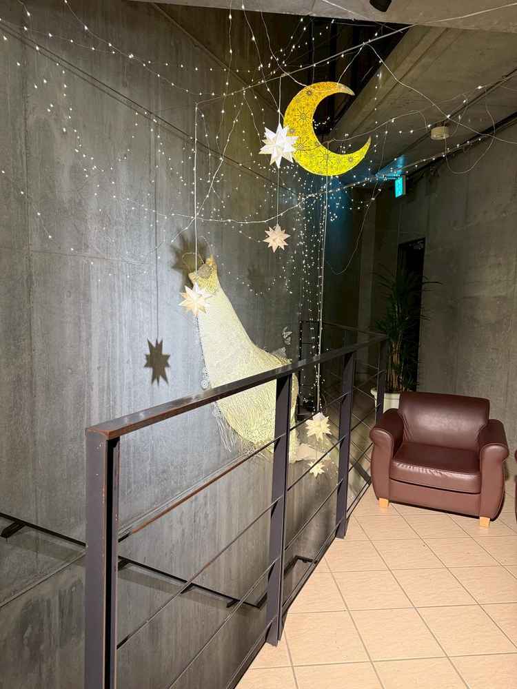 待合室へつながる通路にもかわいい装飾が施されています。