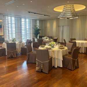 披露宴会場。雰囲気を味わうためにエンドロールムービーを見させてもらいました。