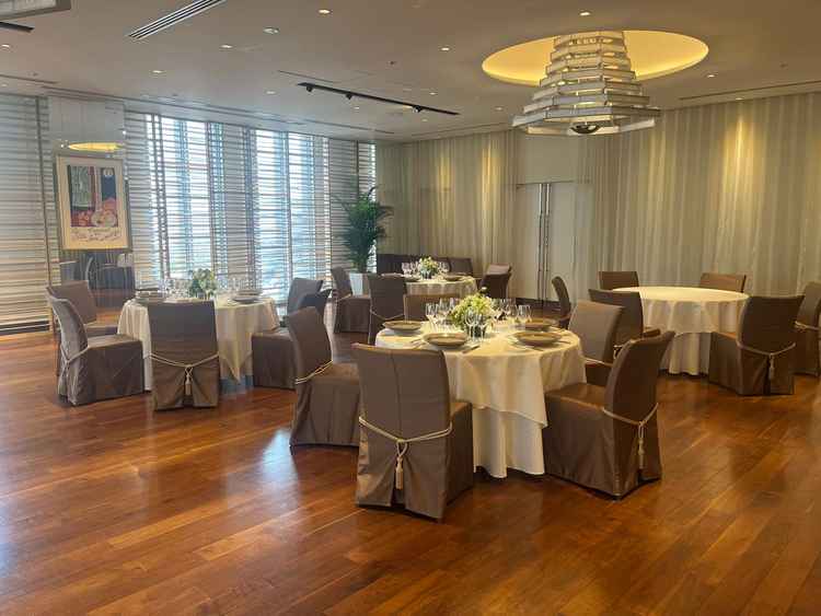 披露宴会場。雰囲気を味わうためにエンドロールムービーを見させてもらいました。