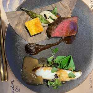 柔らかく仕上げられたお肉料理と皮がパリパリの魚料理でした。