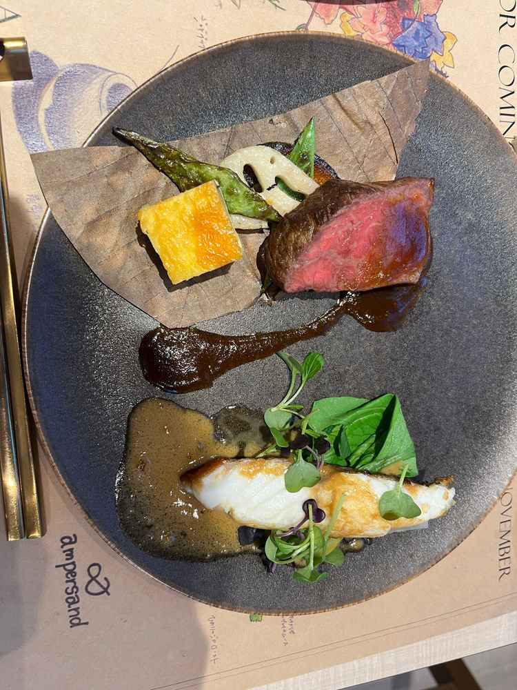 柔らかく仕上げられたお肉料理と皮がパリパリの魚料理でした。