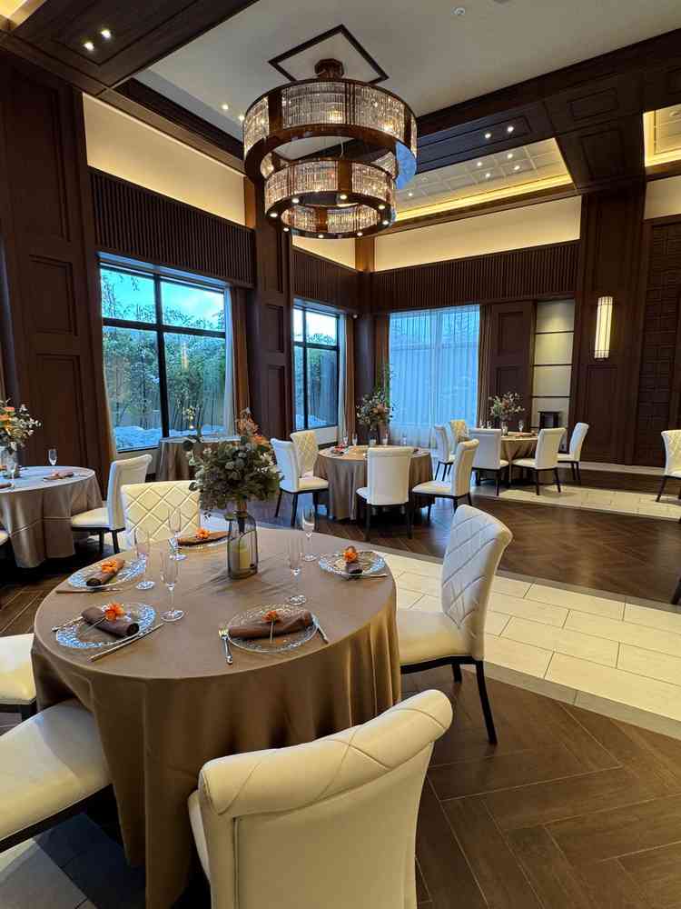 木目調の披露宴会場。落ち着いた雰囲気なのと会場が横に長くてゲストとの距離も近かったです。