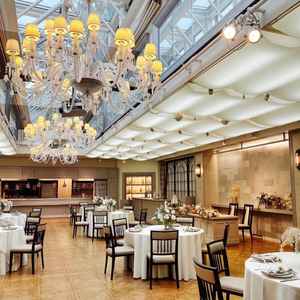 二つ目の披露宴会場。天井がガラスになっており、開放感あふれる感じ。