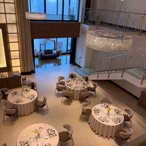 高さがあり広々とした感じ、ゴールドの階段が上質感があって良い