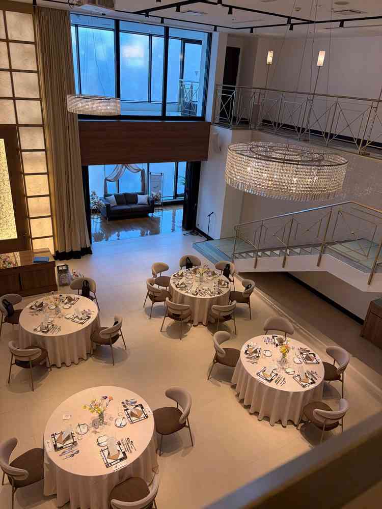 高さがあり広々とした感じ、ゴールドの階段が上質感があって良い